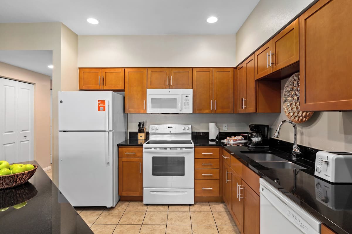 deluxe condo, 1 bedroom, non smoking, courtyard view | private kitchen | fridge, microwave, oven, stovetop