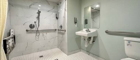 Un baño moderno con ducha, inodoro y lavamanos.