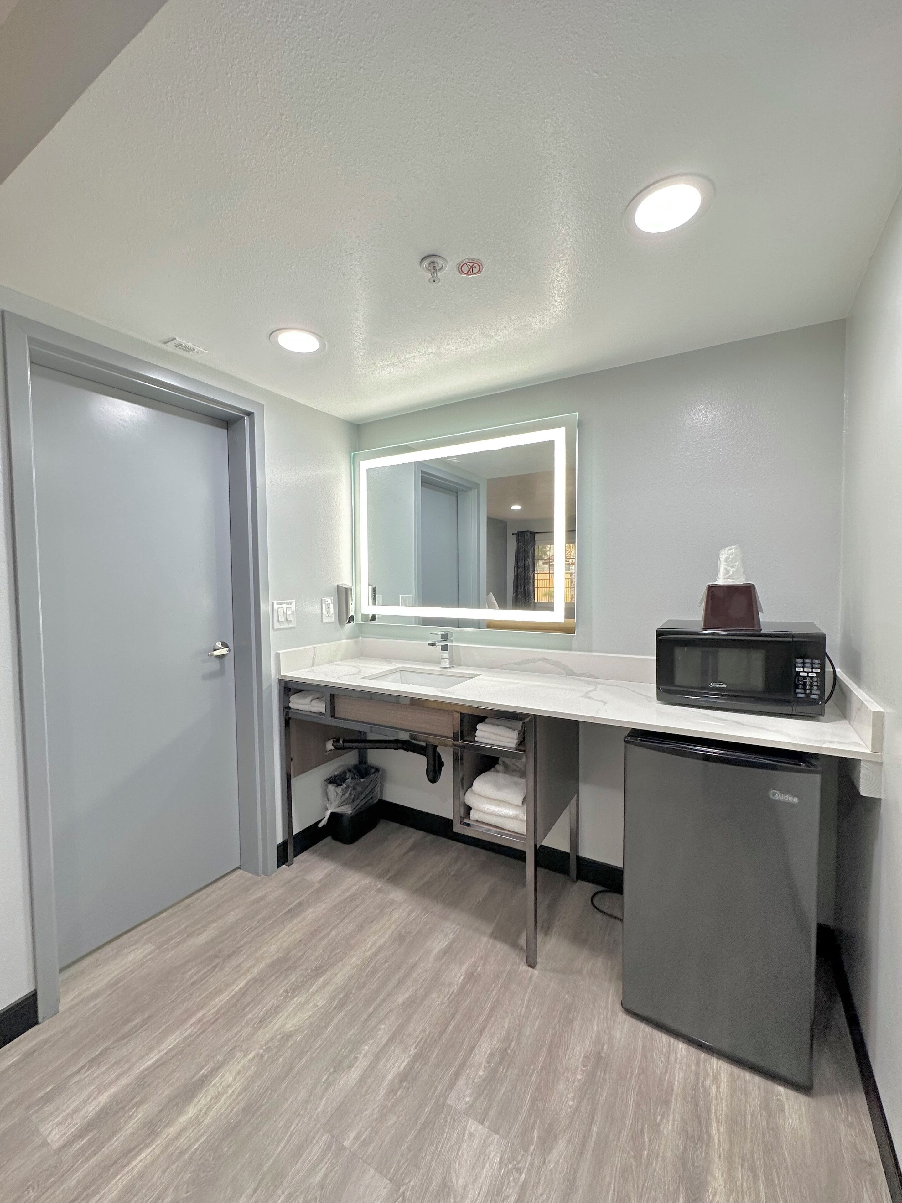 Double or Twin Room, Non Smoking | Bathroom | Combined shower/tub, hair dryer, towels