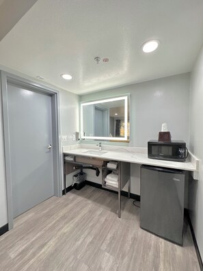 双人房或双床房, 无烟房 | 浴室 | 淋浴/盆浴组合、吹风机、毛巾