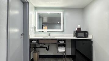 Single Room, 1 King Bed, Non Smoking | Bathroom | Combined shower/tub, hair dryer, towels