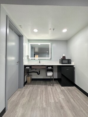 Single Room, 1 King Bed, Non Smoking | Bathroom | Combined shower/tub, hair dryer, towels