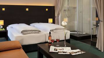 Comfort-Doppel- oder -Zweibettzimmer | Minibar, Zimmersafe, Schreibtisch, laptopgeeigneter Arbeitsplatz