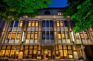 Front of property - evening/night - Flemings Hamburger Allee (Frankfurt)