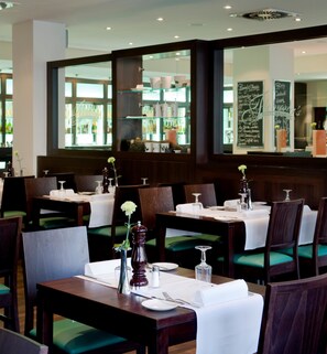 Daily buffet breakfast (EUR 13 per person) - Flemings Hamburger Allee (Frankfurt)