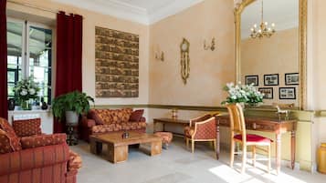 Coin salon dans le hall