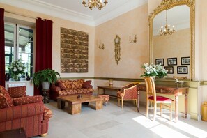 Lobby sitting area - Hôtel & Spa du Domaine des Thômeaux, The Originals Relais (Mosnes)