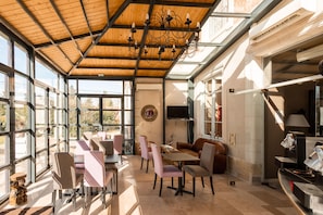 Terrace/patio - Hôtel & Spa du Domaine des Thômeaux, The Originals Relais (Mosnes)