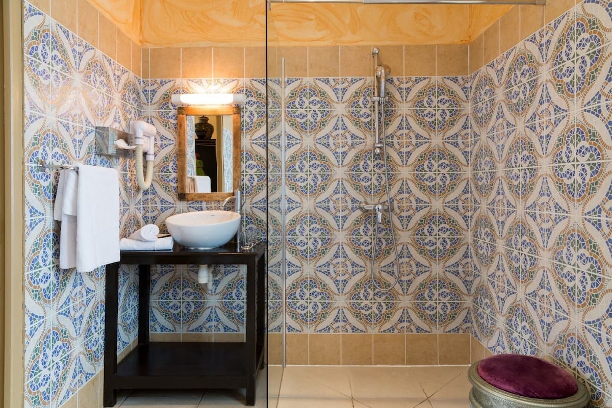 shower, free toiletries, hair dryer, slippers