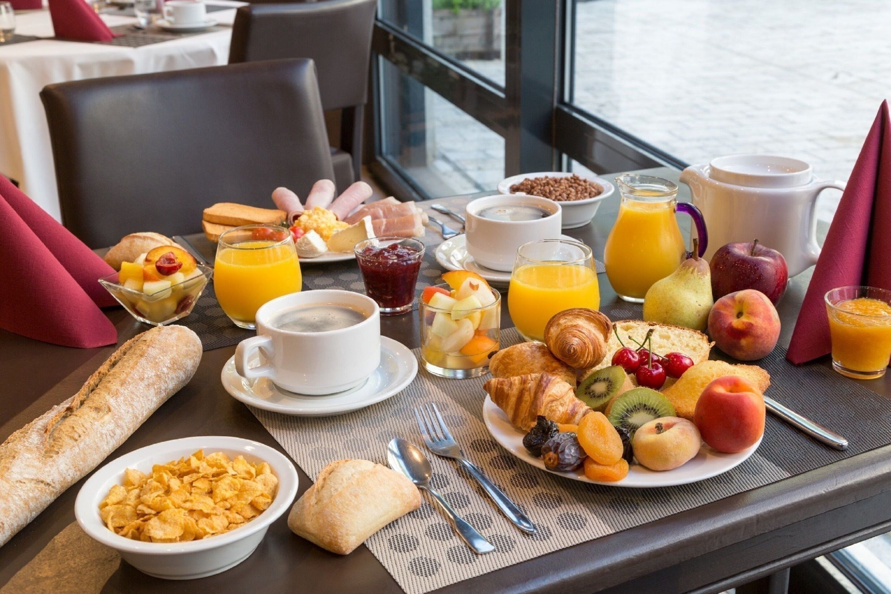Petit déjeuner buffet (18 EUR par personne)