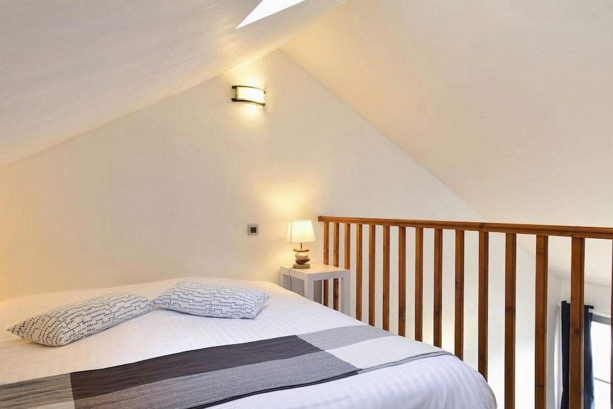 In-room safe, desk, soundproofing, iron/ironing board (on request)