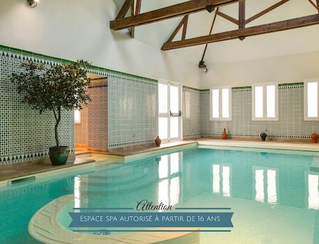 Indoor pool. Hôtel & Spa du Domaine des Thômeaux, The Originals Relais