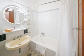 Economy Double Room | Bathroom - Hotel Maremonti (Forio)