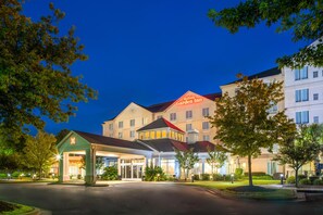 A hotel entrance with a covered area, a sign for Hilton Garden Inn, and a building with multiple windows. - Hilton Garden Inn Augusta (Augusta)