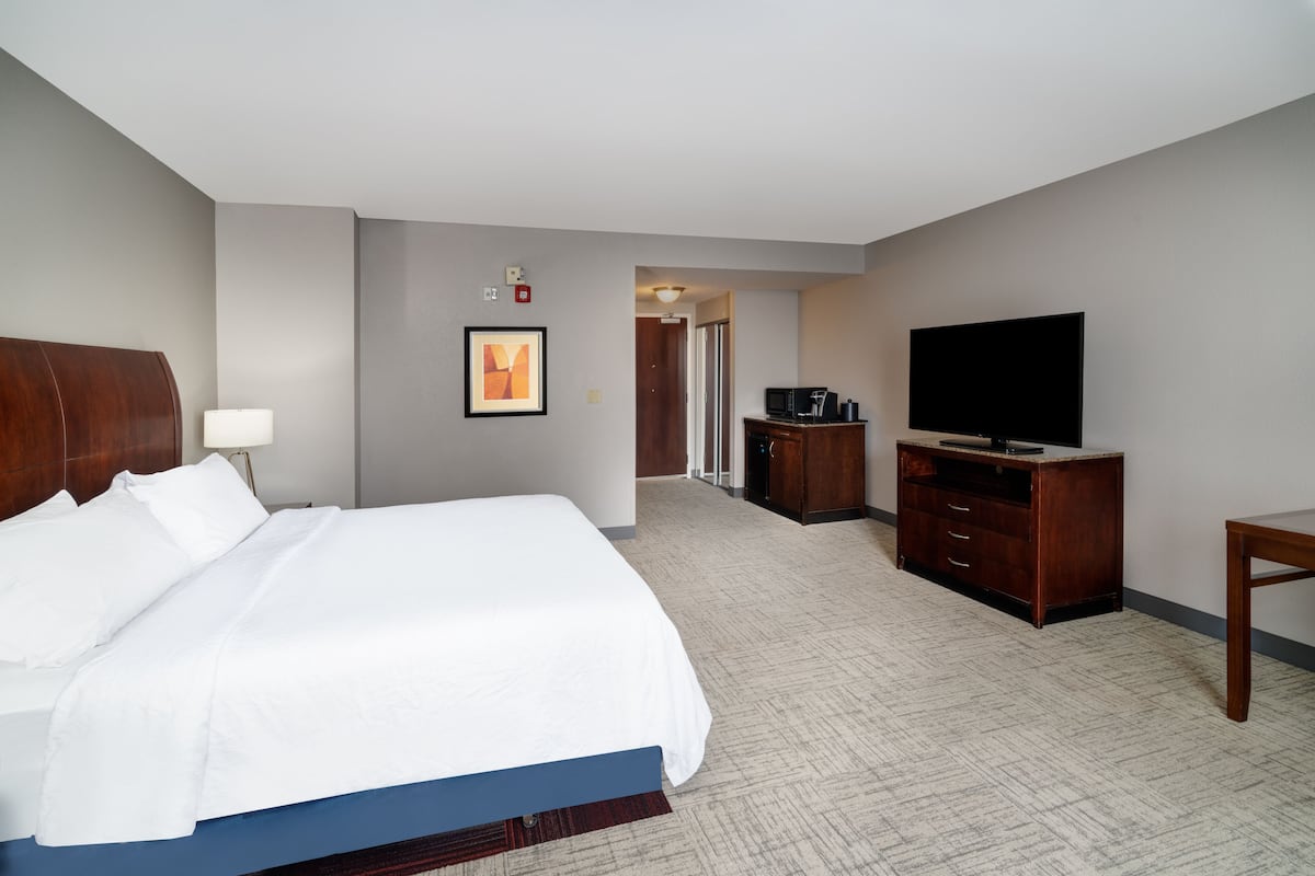 Hypo-allergenic bedding, in-room safe, desk, blackout curtains