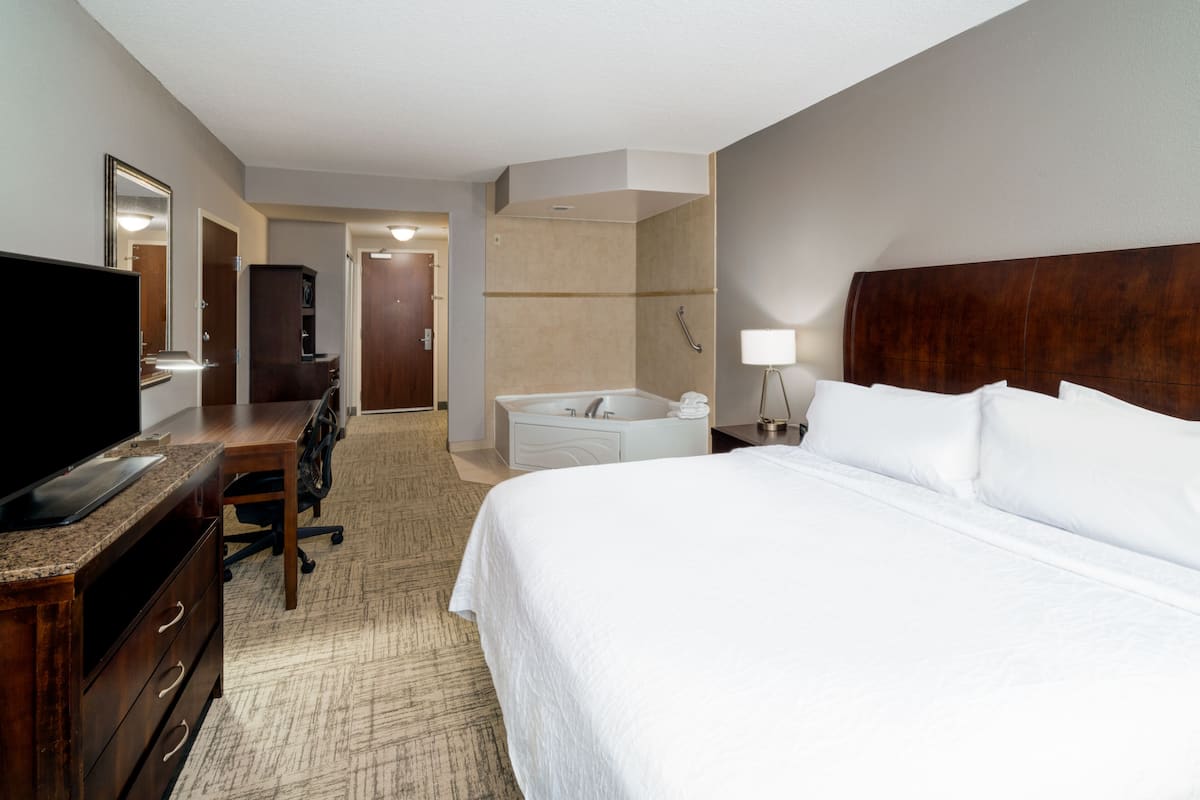 King Evolution Whirlpool | Hypo-allergenic bedding, in-room safe, desk, blackout curtains