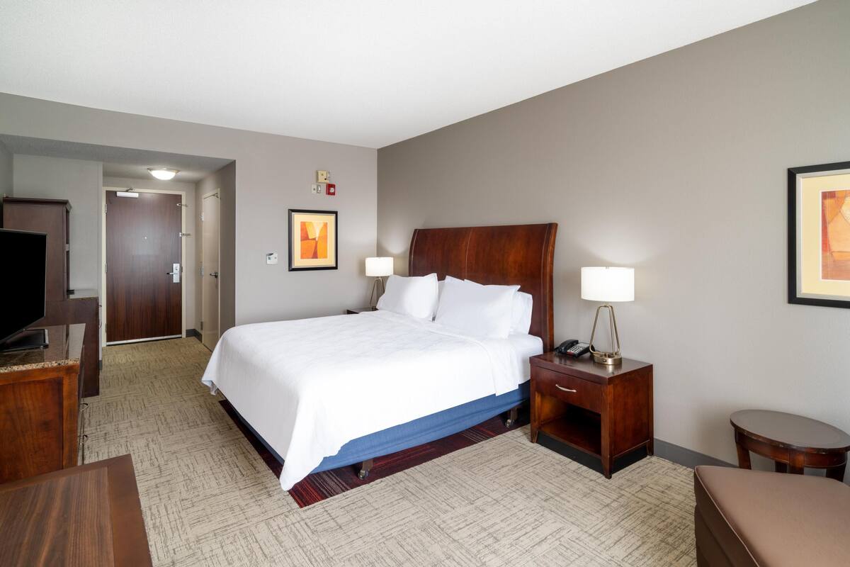 Hypo-allergenic bedding available, in-room safe, desk, blackout drapes