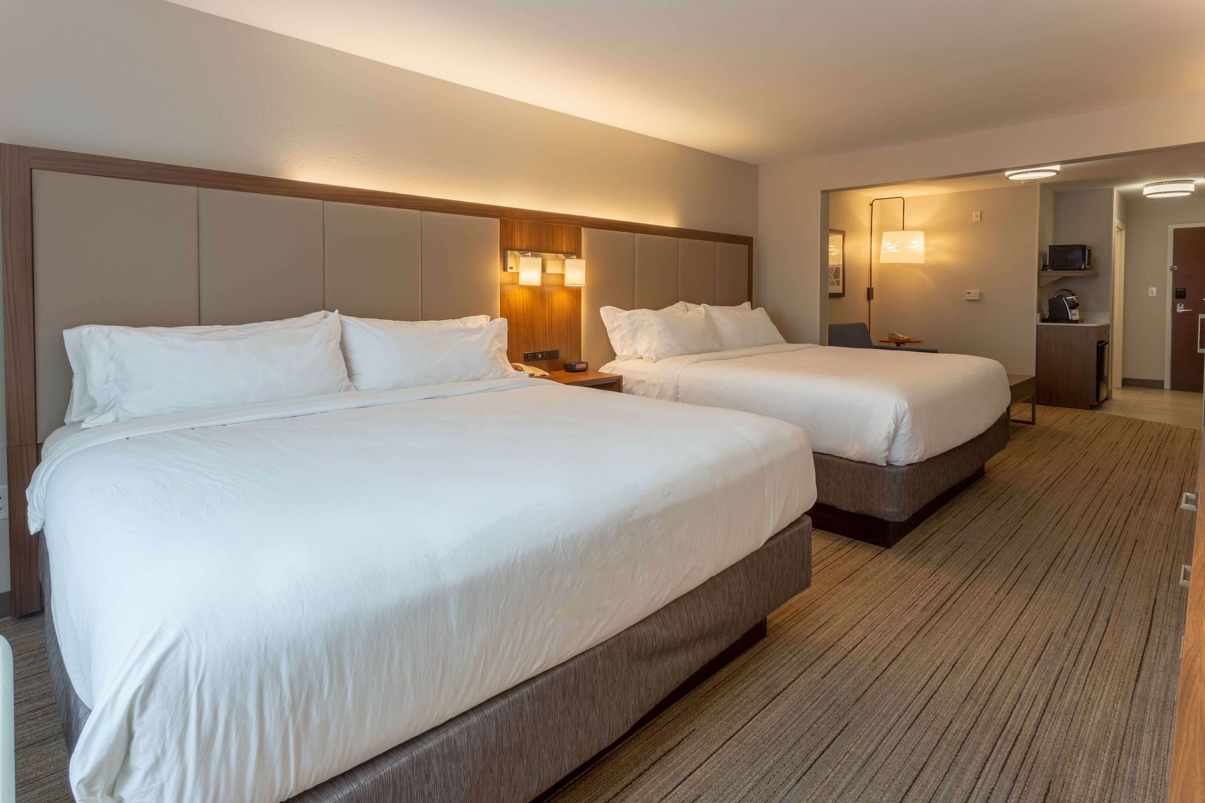 suite, 1 bedroom | in-room safe, desk, laptop workspace, blackout curtains