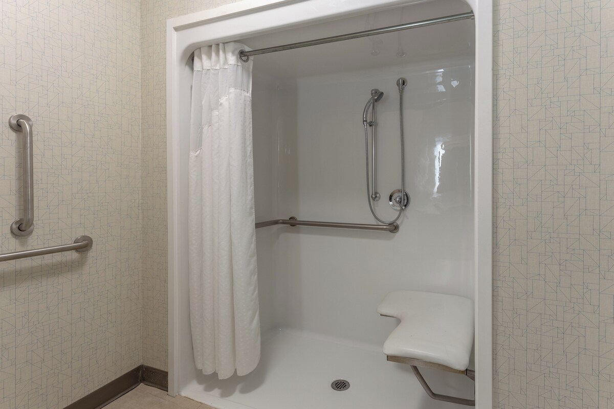 Standard Room, 1 King Bed, Accessible (Mobility Accessible) | In-room safe, desk, laptop workspace, blackout drapes