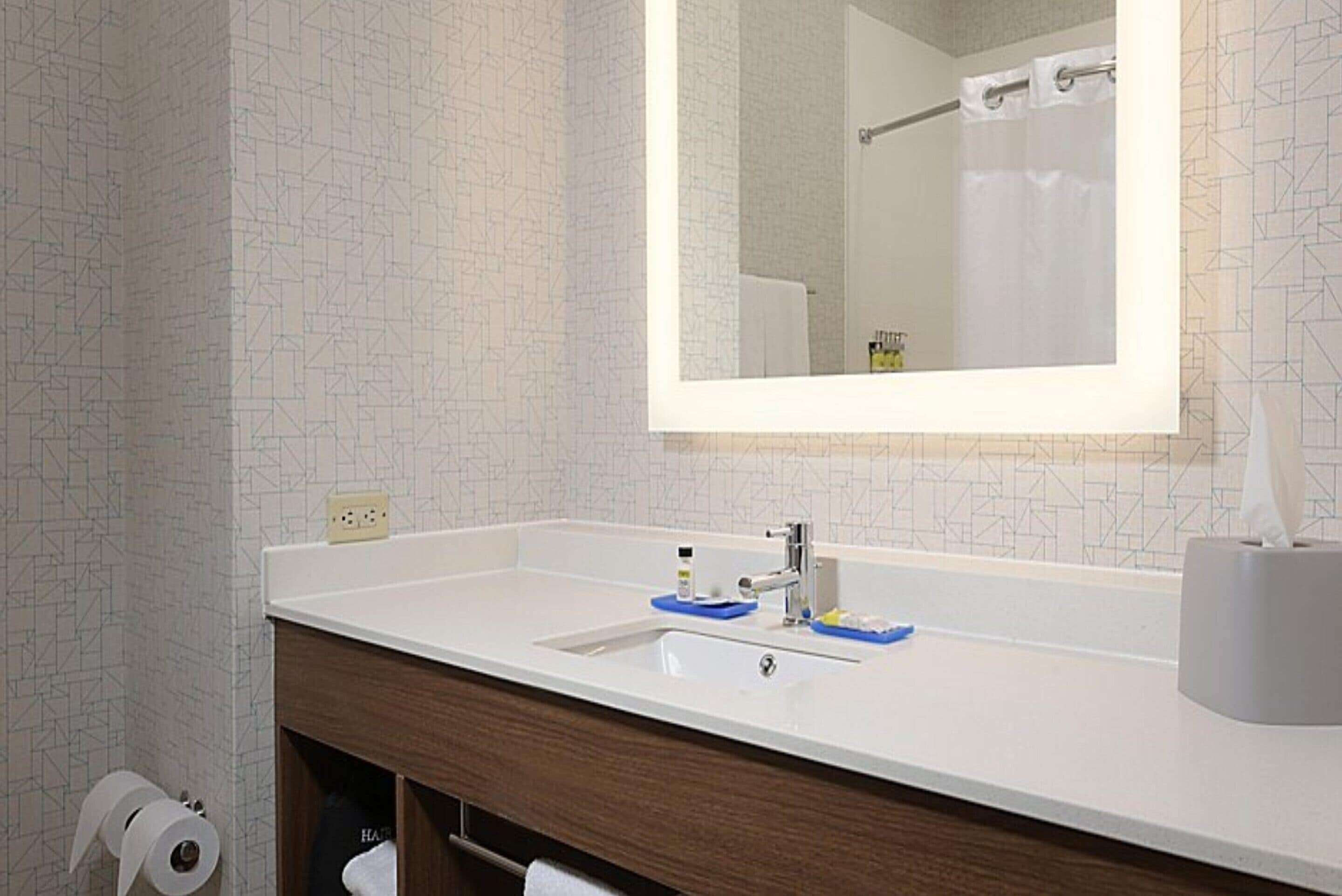 combined shower/bathtub, free toiletries, hair dryer, towels