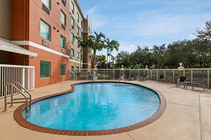 Outdoor pool, open 7:00 AM to 7:00 PM, pool umbrellas, sun loungers - Holiday Inn Express & Suites Pembroke Pines-Sheridan St by IHG (Pembroke Pines)