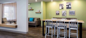 麦金尼伍德斯普林套房酒店