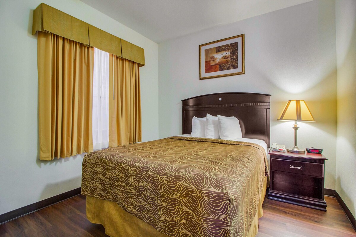 In-room safe, desk, laptop workspace, blackout drapes