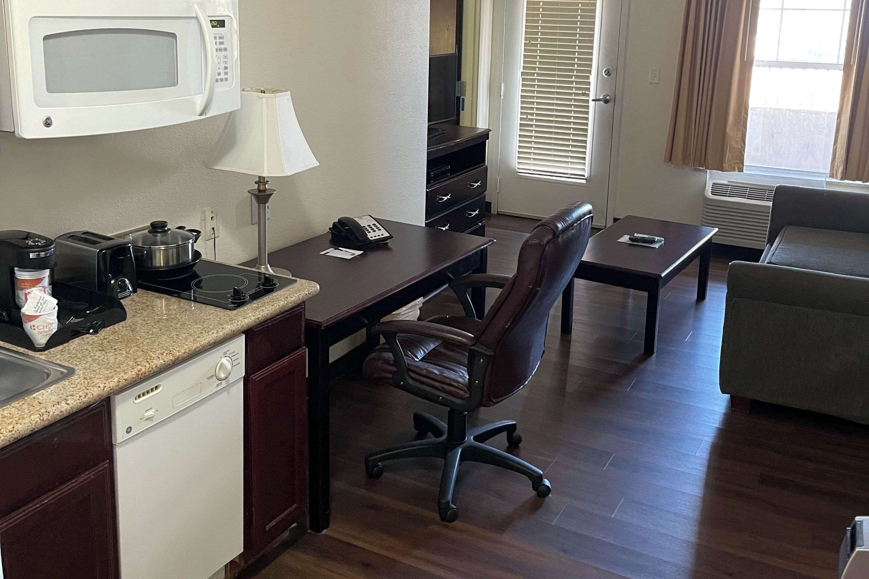 客房内保险箱、办公桌、笔记本电脑工作区、遮光窗帘