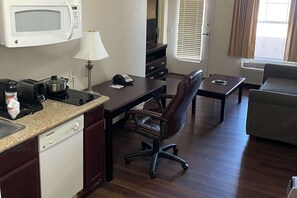 Tallelokero huoneessa, työpöytä