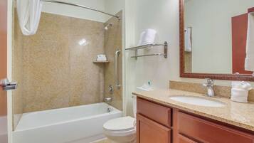 Badkar/dusch, gratis toalettartiklar, hårtork och handdukar