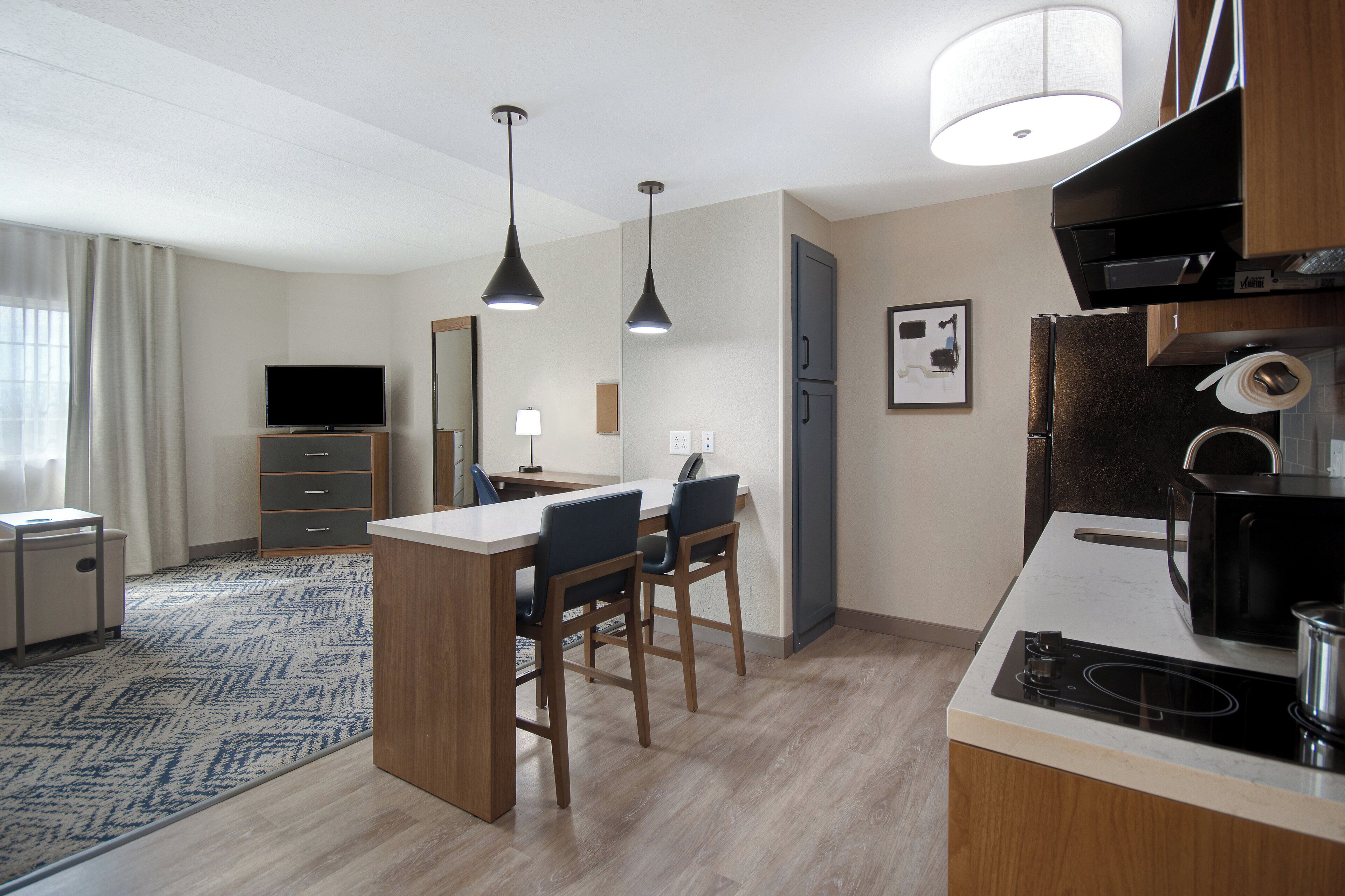 Full-size fridge, microwave, stovetop, dishwasher