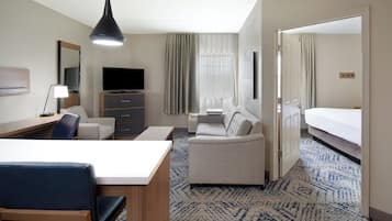 1 Schlafzimmer, hochwertige Bettwaren, Schreibtisch