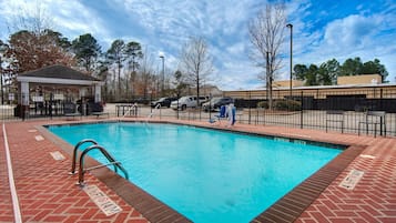 Een seizoensgebonden buitenzwembad