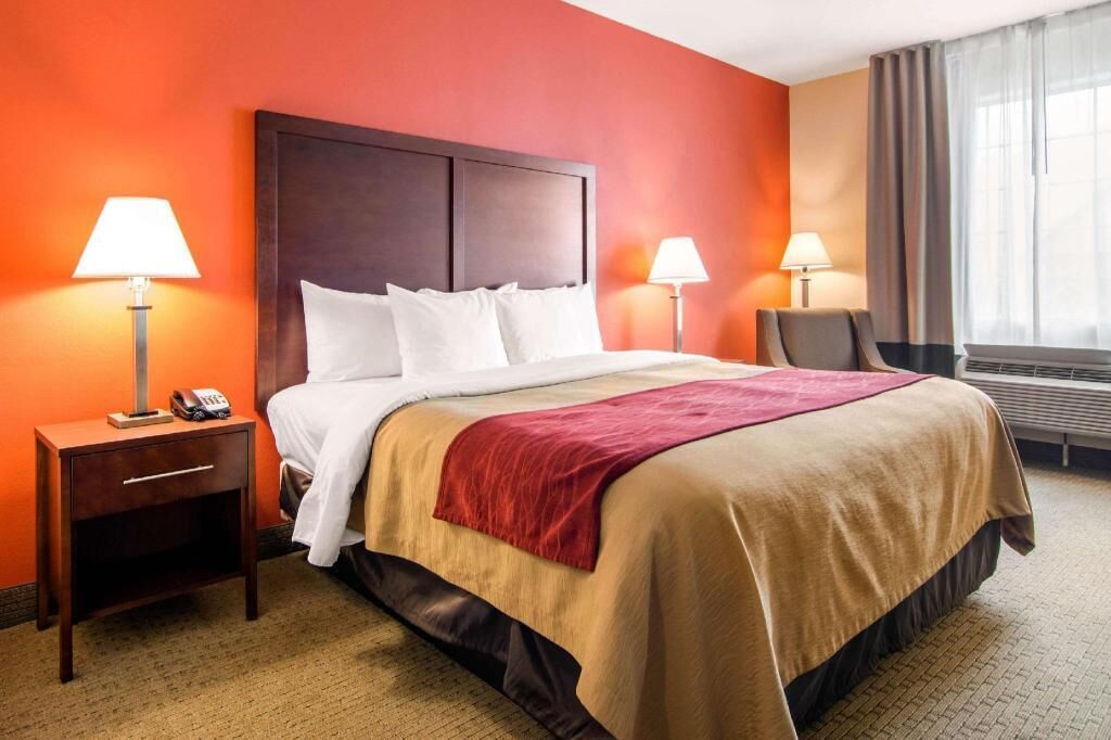 Desk, blackout drapes, iron/ironing board, free WiFi