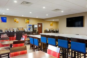 Enjoy meals and socialize around the communal table, surrounded by comfortable booths and a flat-screen TV.