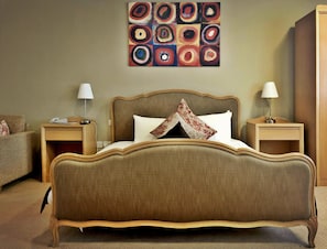Wingfield Suite | Hypo-allergenic bedding, desk, iron/ironing board, free WiFi - Antoinette Hotel Wimbledon (London)