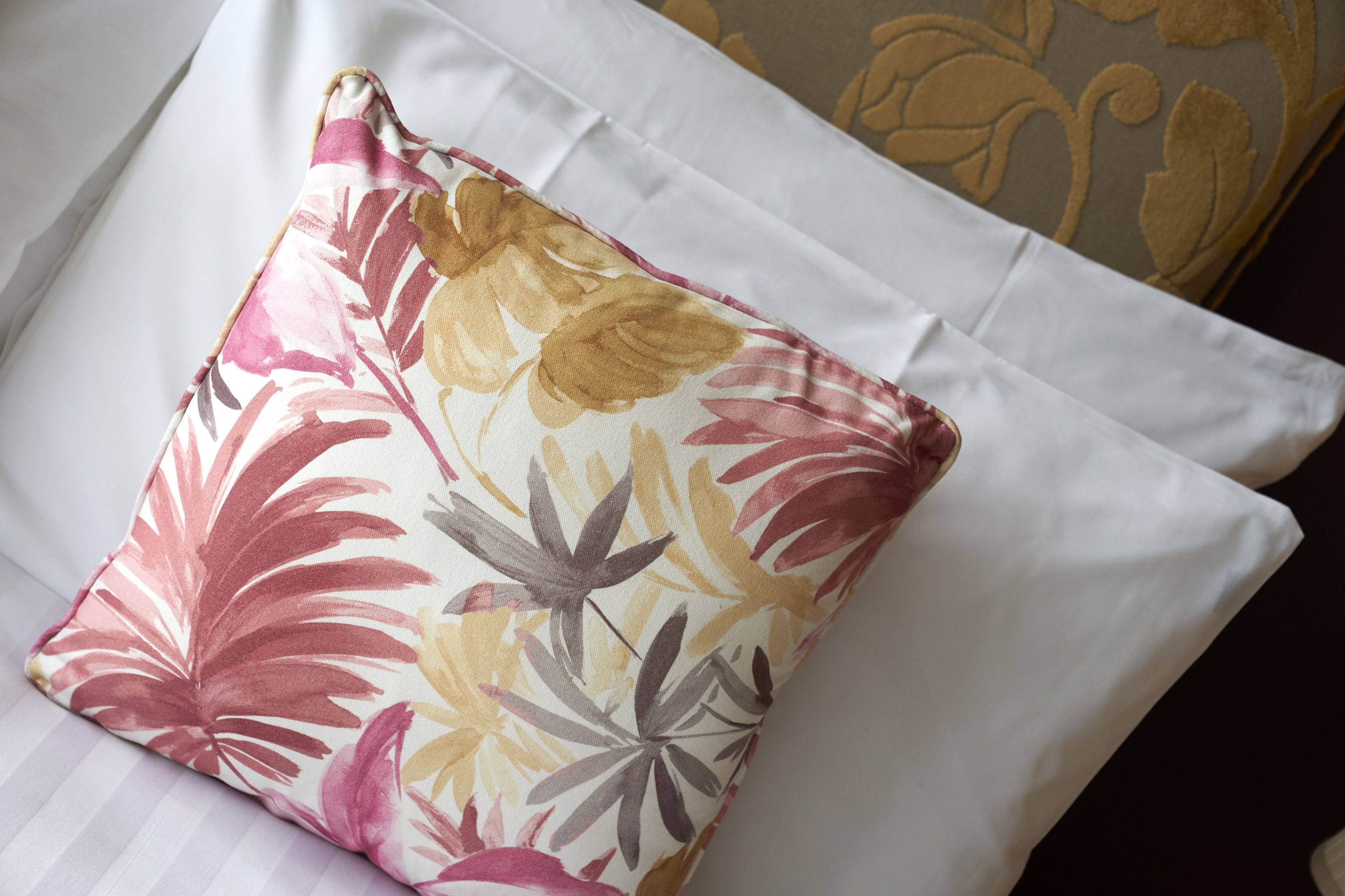 standard room, 1 double bed | hypo-allergenic bedding, desk, iron/ironing board, free wifi