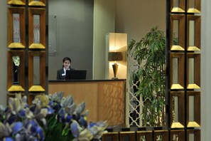 Reception - Antoinette Hotel Wimbledon (London)