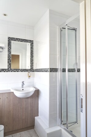 Standard Room, 1 Double Bed | Bathroom | Shower, free toiletries, hair dryer, towels - Antoinette Hotel Wimbledon (London)