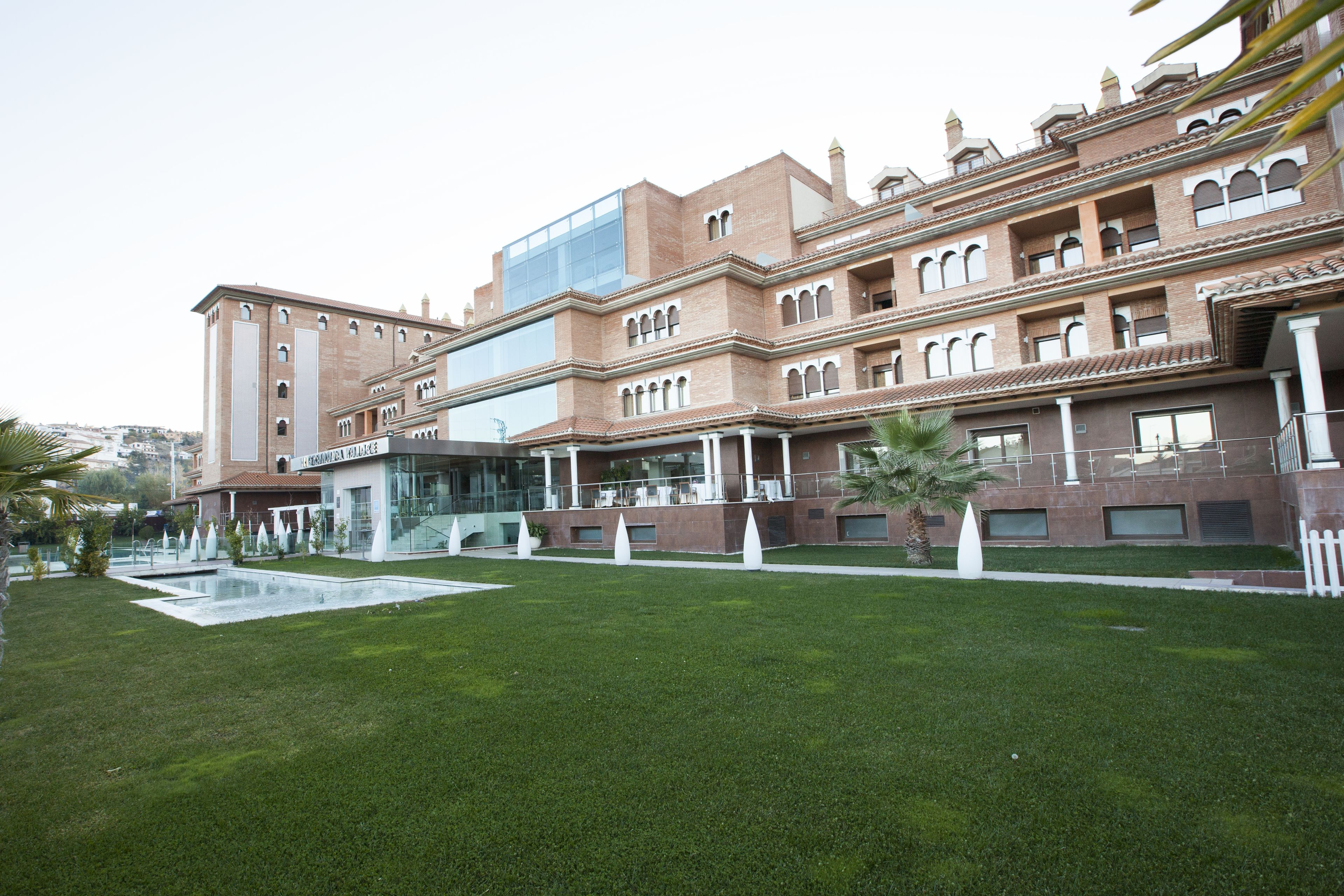 Piscine extérieure (ouverte en saison), parasols de plage