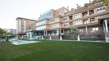 Piscine extérieure (ouverte en saison), parasols de plage