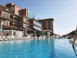 Εποχική εξωτερική πισίνα, ομπρέλες πισίνας, ξαπλώστρες