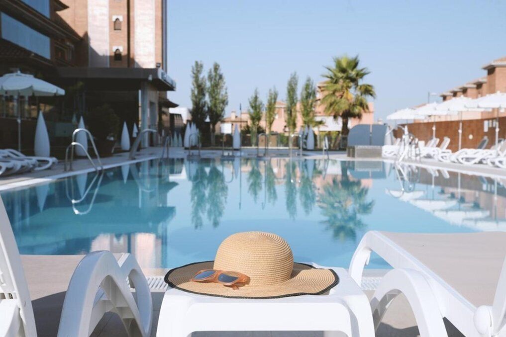 Alberca al aire libre por temporada y sombrillas en la alberca 