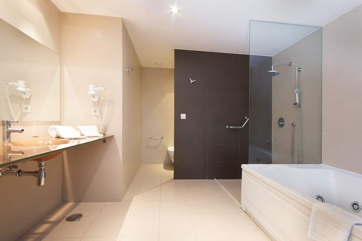 Separate tub and shower, jetted tub, free toiletries, hair dryer