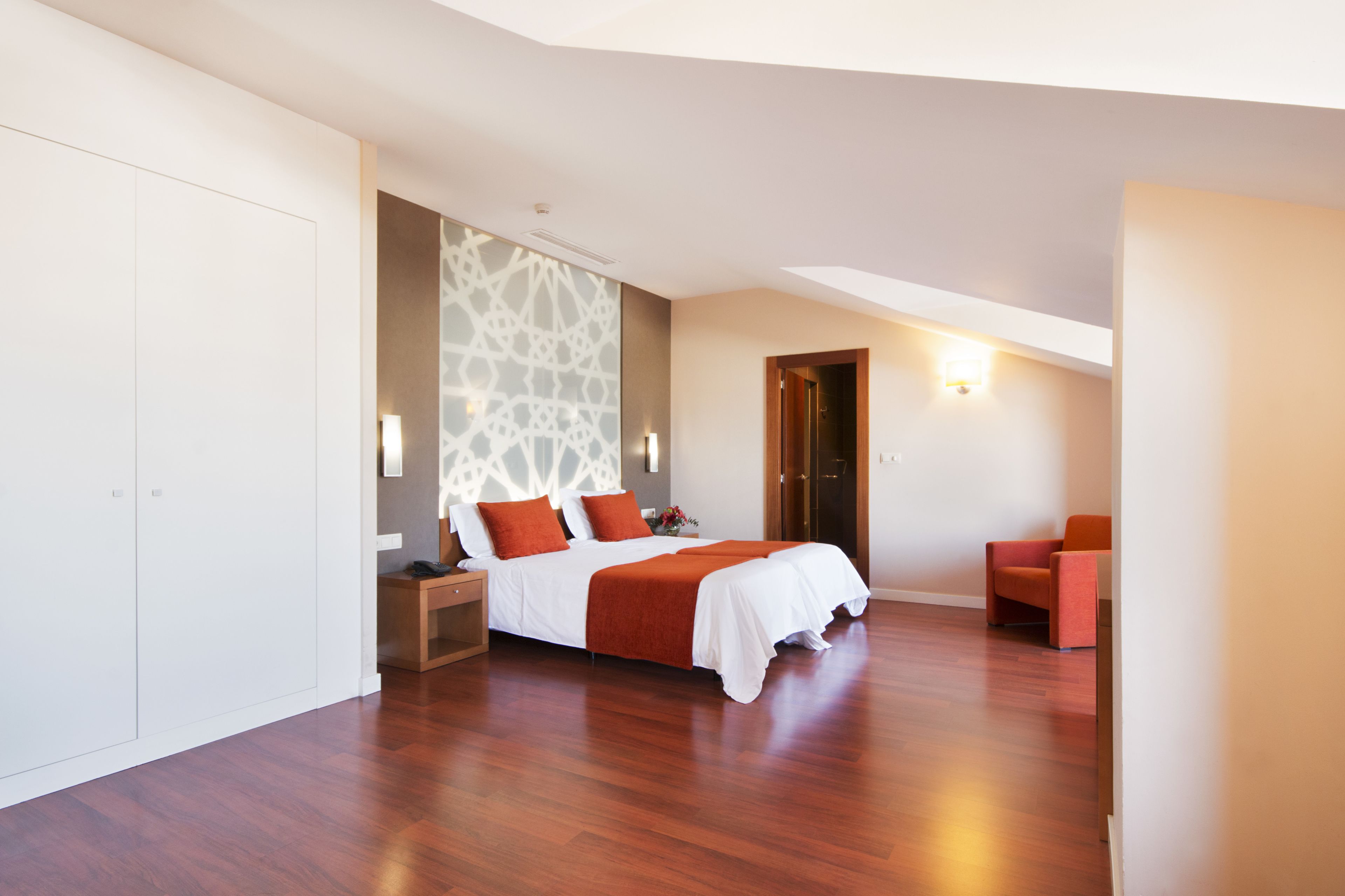 Habitación clásica doble | Minibar, caja fuerte, escritorio y cortinas opacas