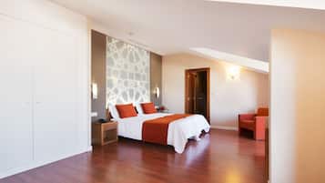 Habitación clásica doble | Minibar, caja fuerte, escritorio y cortinas opacas