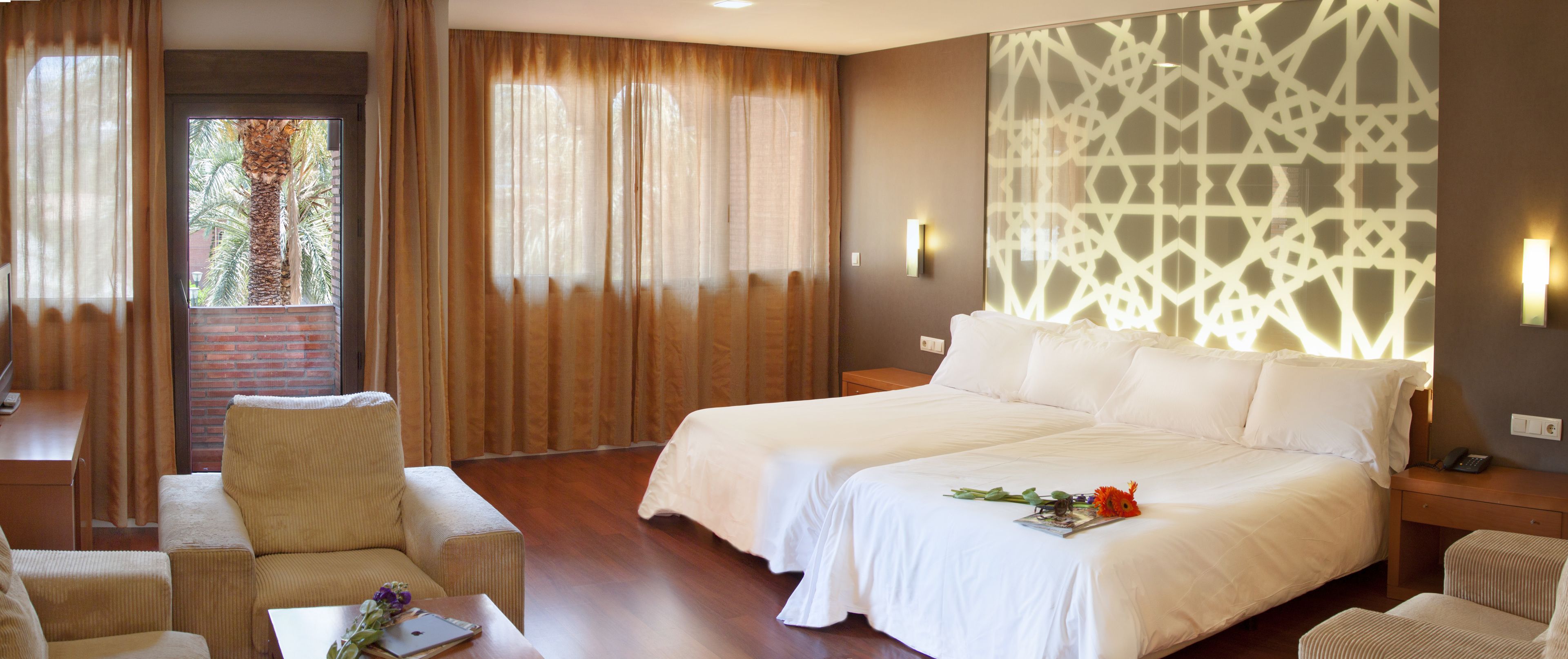 ميني بار وخزنة داخل الغرفة ومكتب وستائر تعتيم