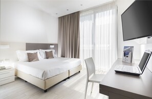 Minibar, in-room safe, desk, laptop workspace - Hotel Cube (Ravenna)