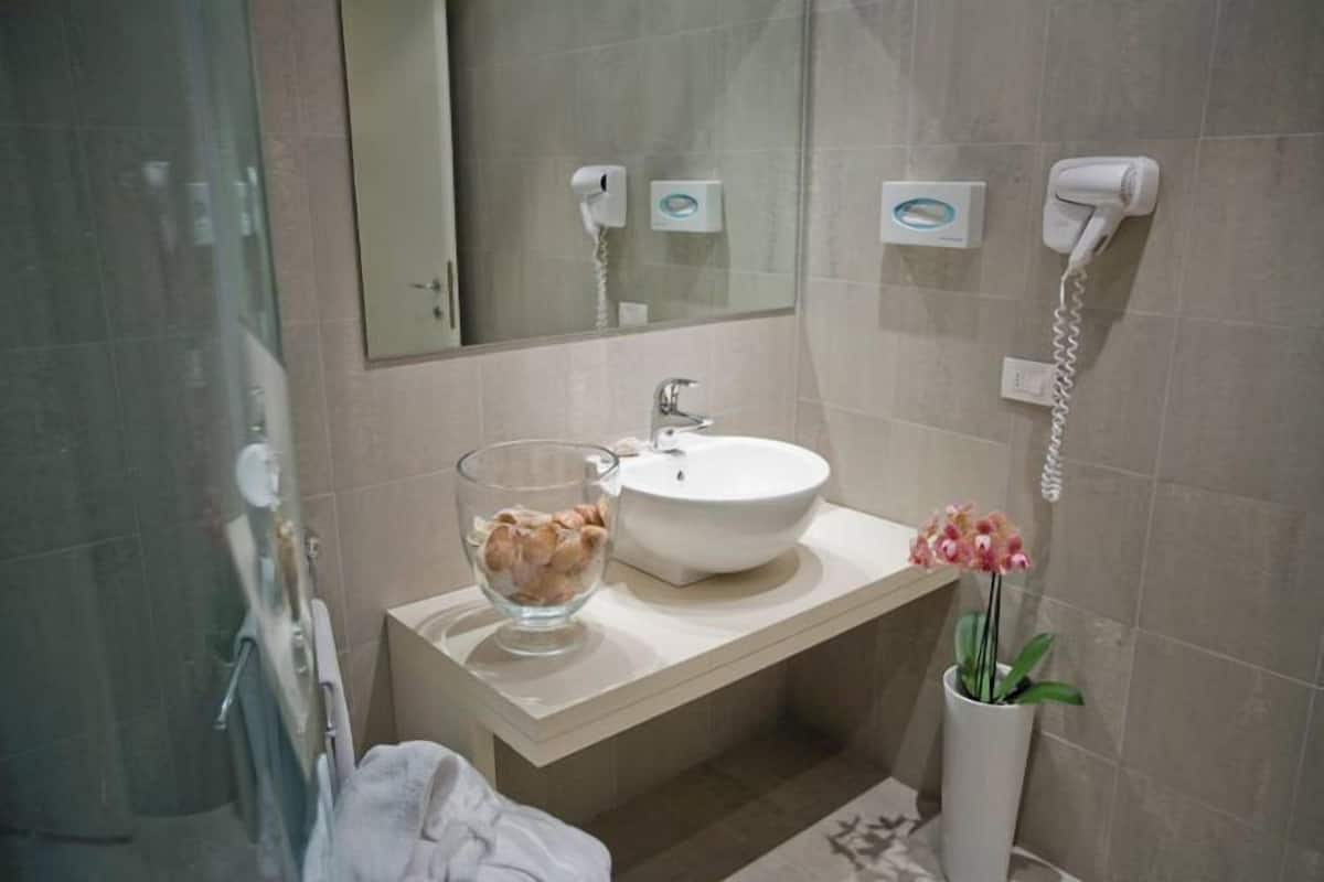 Deluxe Quadruple Room, Multiple Beds, Accessible | Bathroom sink