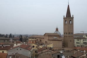 A historic town with a prominent church featuring a bell tower and a dome. - Masini Hotel (Forlì)